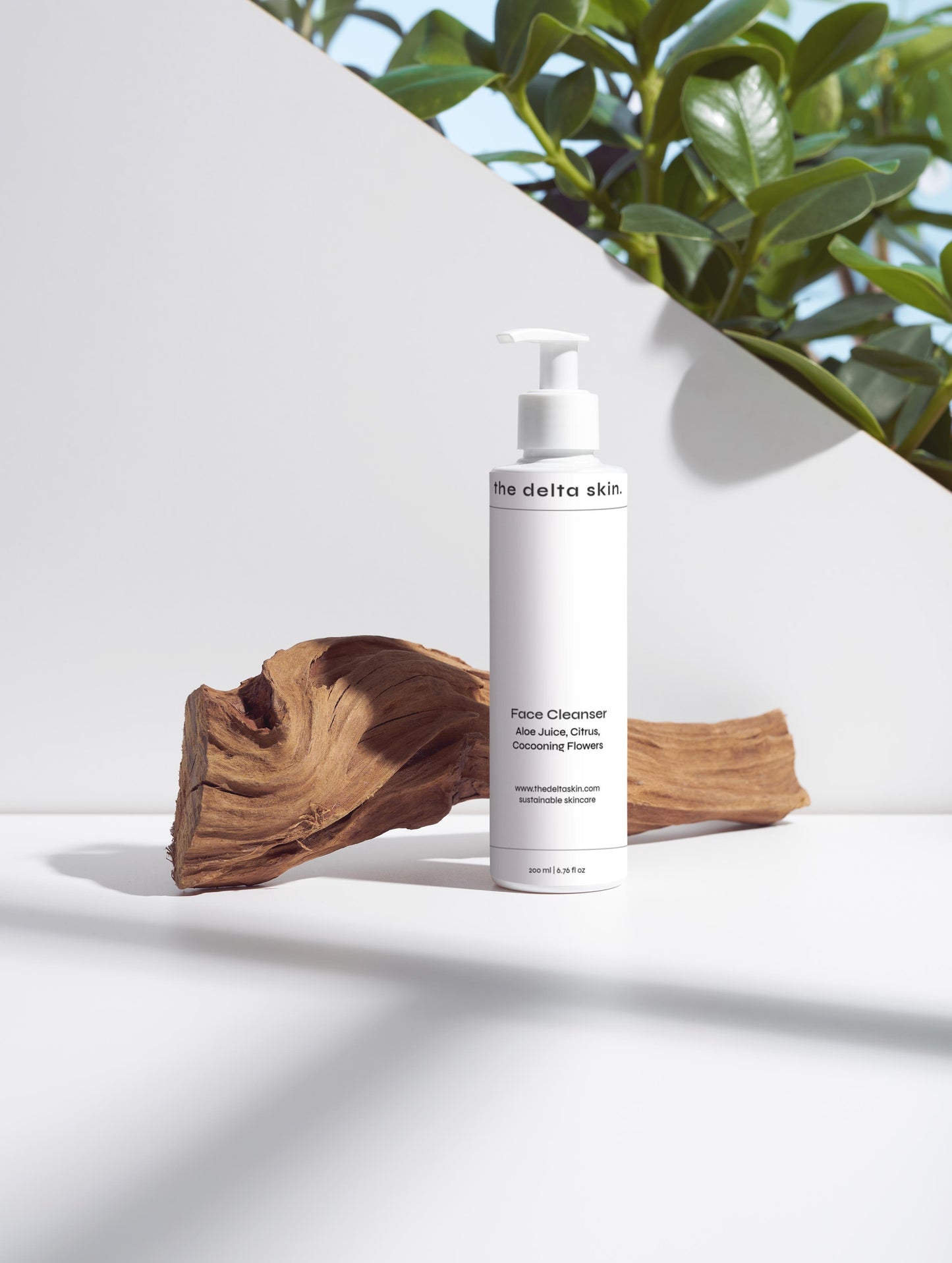 Face Cleanser with Aloe Juice, Citrus, Cocooning Flowers.
Volume 200 ml / 6.76 fl oz